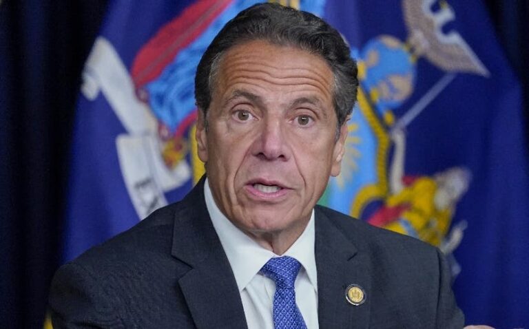 El gobernador Andrew Cuomo de Nueva York renuncia