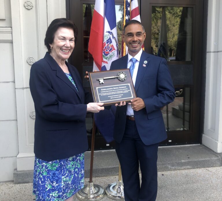Embajadora dominicana en EEUU recibe llave de la ciudad de Lawrence