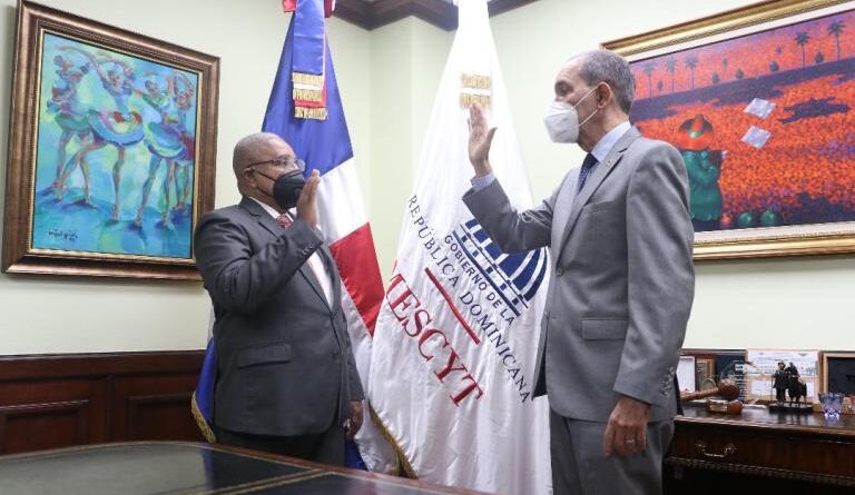 Francisco Vegazo Ramírez es juramentado como nuevo rector ITSC