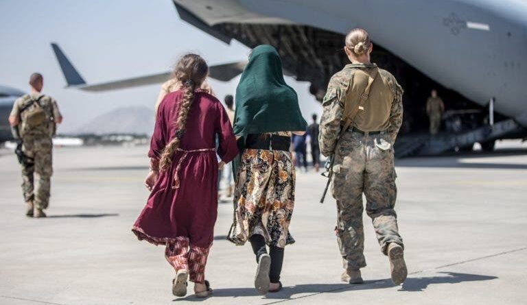Talibanes aseguran que permitirán vuelos civiles tras el fin de la evacuación