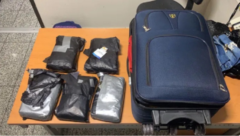 Detienen a ecuatoriana en el AILA y le ocupan cinco paquetes presumiblemente cocaína