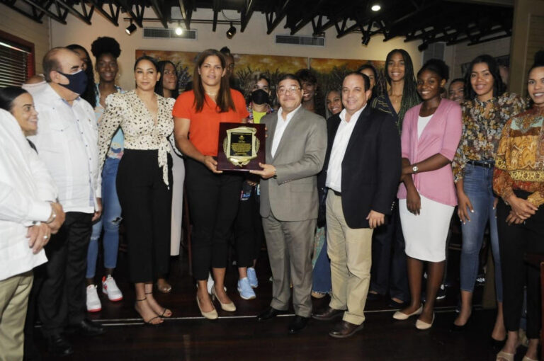 Ministro de Deportes entrega una placa a jugadora Prisilla Rivera