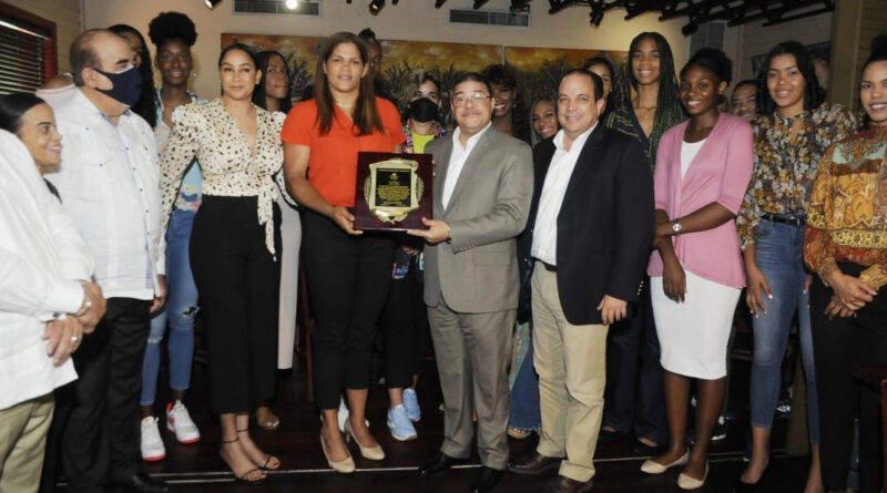 Ministro de Deportes entrega una placa a jugadora Prisilla Rivera