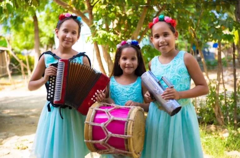 “Las Niñas Divinas” se convierten en estrellas con el merengue típico