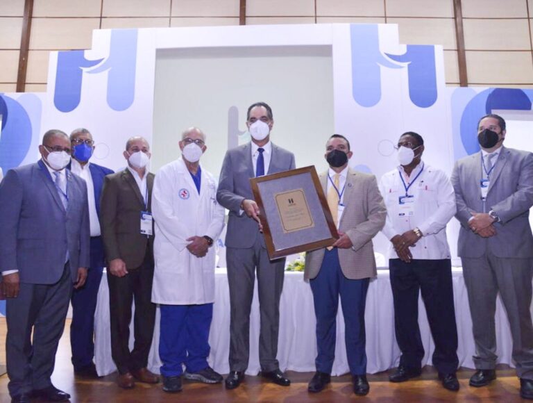 Reconocen al Dr. Santiago Hazim durante X Jornada Científica del Hospital Ney Arias Lora