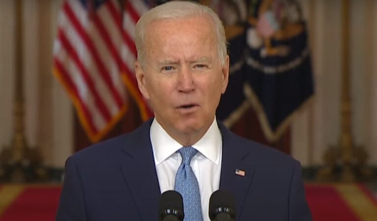 Biden se defiende; dice opción era irse o más tropas en Afganistán