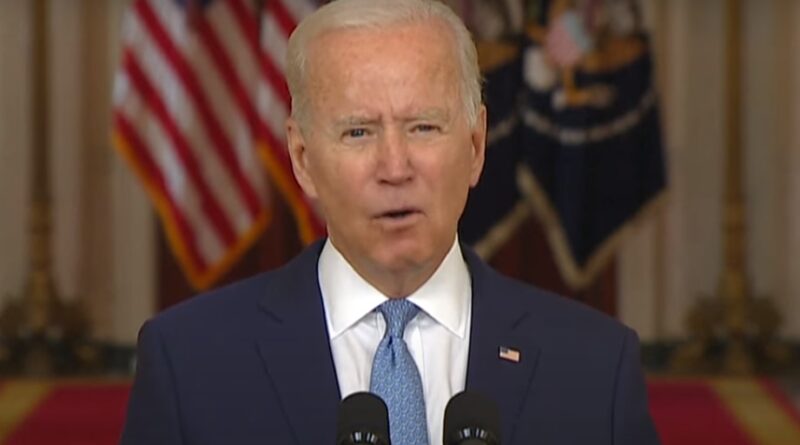 Biden se defiende; dice opción era irse o más tropas en Afganistán
