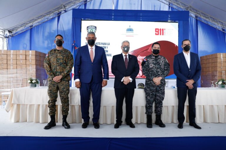 Sistema 9-1-1 hace entrega formal de 500 Car Kits a la Policía Nacional