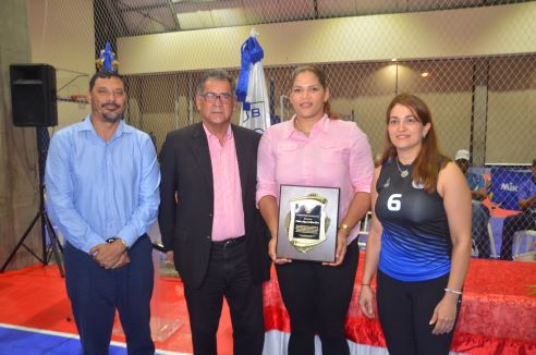 Club Naco reconoce a Prisilla Rivera en Torneo de Voleibol