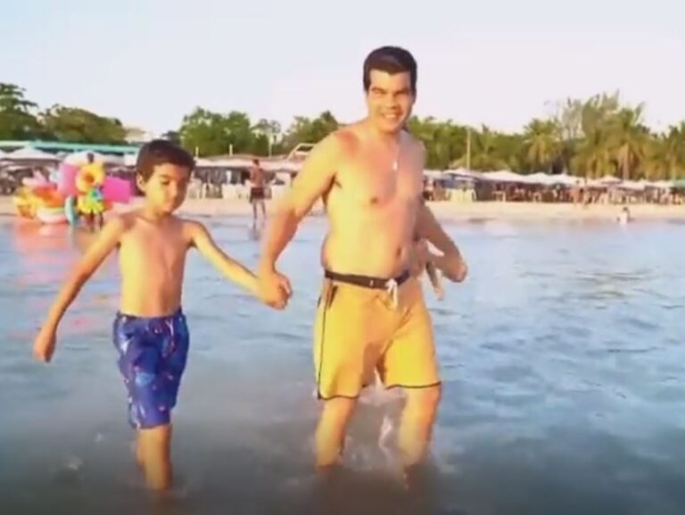 Director de INAPA y familia se bañan en Boca Chica en rechazo a estudio sobre contaminación