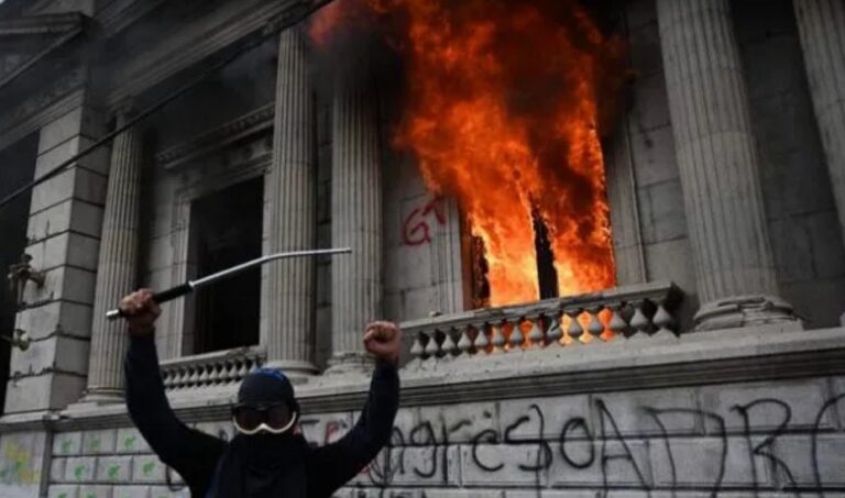 Protestas en Congreso de Guatemala dejan 4 periodistas heridos y 2 detenidos