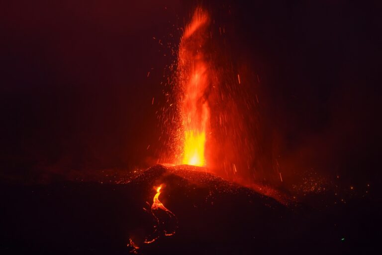 ESPAÑA: La erupción volcánica está lejos del cese en La Palma
