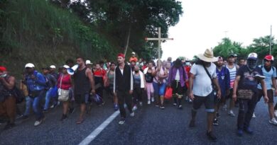 MEXICO: Migrantes desafían lluvia y el sol y siguen hacia los EE.UU.