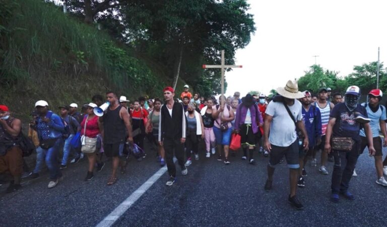 MEXICO: Migrantes desafían lluvia y el sol y siguen hacia los EE.UU.