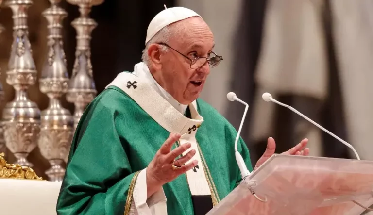 Papa critica gasto en armas de los países