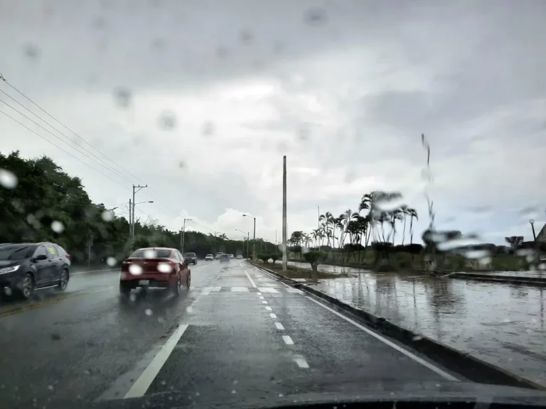 Vaguada y onda tropical continuarán provocando aguaceros este domingo