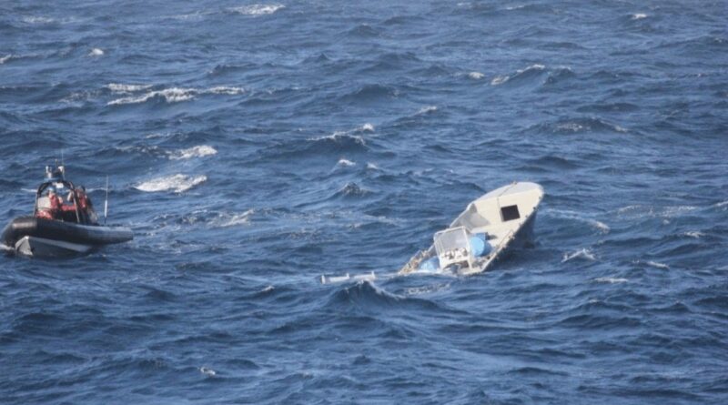 Zozobra embarcación se dirigía a Puerto Rico; rescatan dos muertos y seis vivos