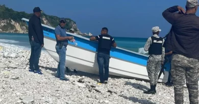 Autoridades investigan procedencia de lancha que encalló en costas de Barahona