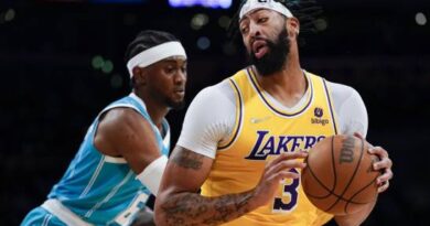 Davis y Anthony lideran a Lakers, ganan a Hornets