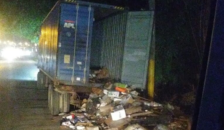 Ayuntamiento apresa conductor lanzó furgón de basura y escombros en la Charles de Gaulle