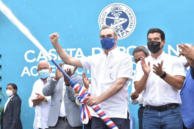 El presidente Luis Abinader y el director ejecutivo del INAPA, Wellington Arnaud, dejaron habilitado el acueducto del municipio Quisqueya, San Pedro de Macorís