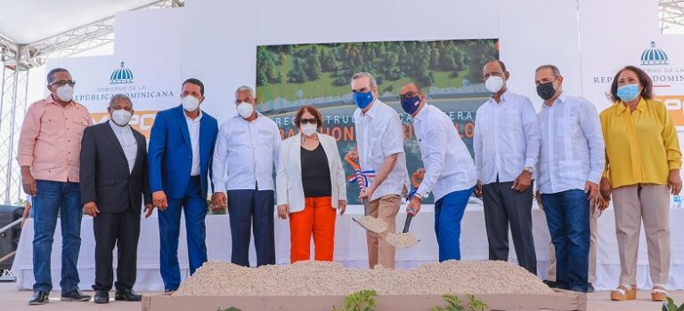 Gobierno invertirá RD$1,560 MM en carretera y viviendas Barahona