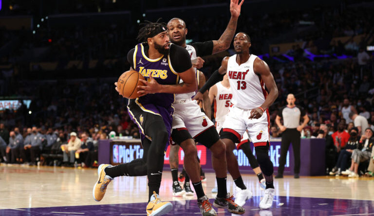Los Lakers se aferran a la épica y suman otro triunfo en la prórroga