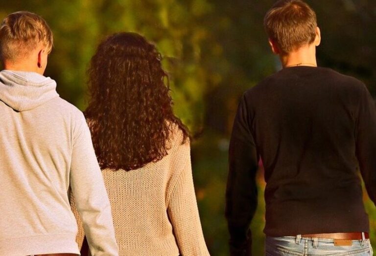 Mujeres deberían tener dos esposos para su bienestar, según estudio