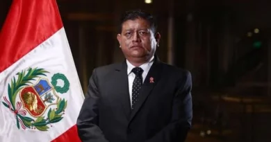 Dimite ministro de Defensa peruano