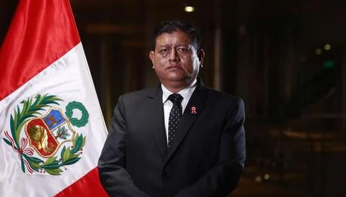 Dimite ministro de Defensa peruano