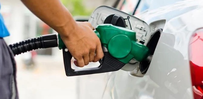 El Gobierno decide congelar el precio de todos los combustibles