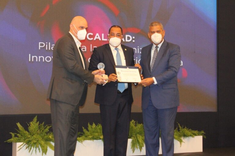 Contraloría recibe reconocimiento por promover la reducción de la Corrupción