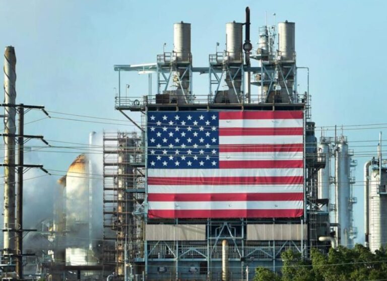 Biden utiliza reservas de petróleo para frenar precios de combustibles