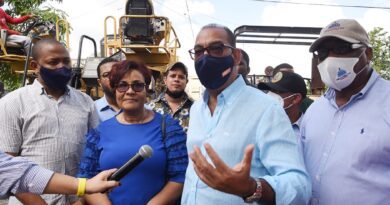 Deligne Ascención supervisa trabajos de asfaltado en Boca Chica
