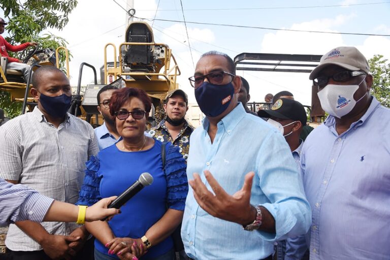 Deligne Ascención supervisa trabajos de asfaltado en Boca Chica