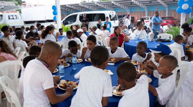 Fundación Alimentando un niño realiza cena navideña con más de 400 niños pobres GUARICANOS SDN. 