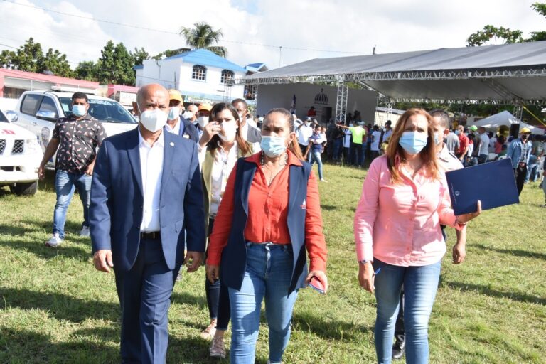 Miles de familias en sector Vista al Valle se benefician con Mi País Seguro