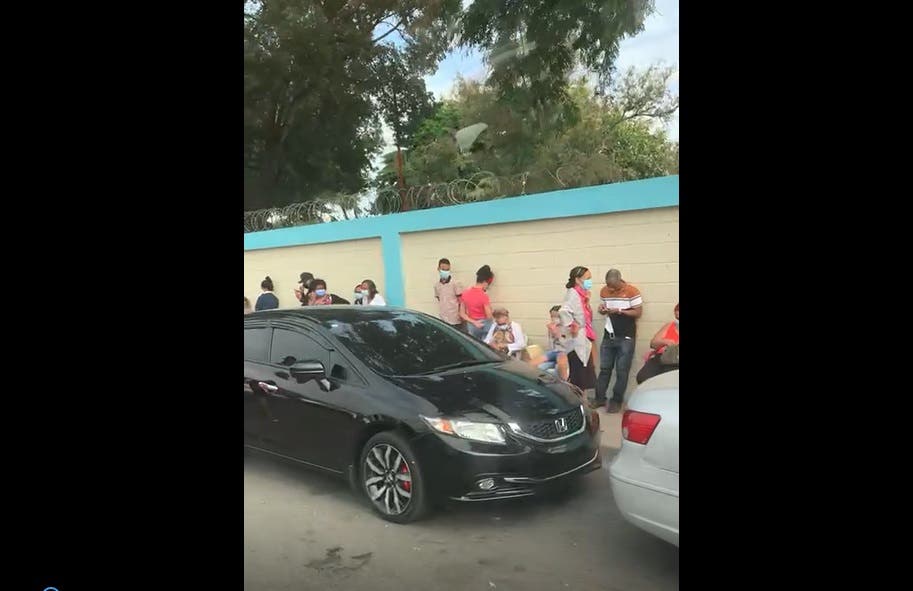 Largas filas para realizarse prueba COVID-19 en el Club de Los Billeteros