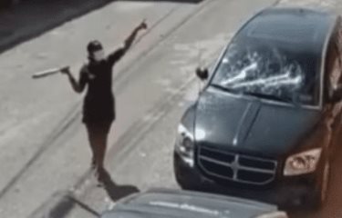 Garantía económica y orden de alejamiento a mujer que propinó batazos a vehículo de expareja