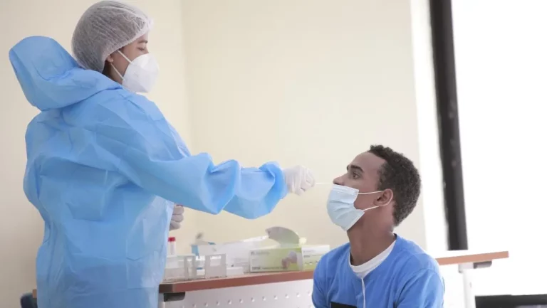 Indicadores Covid empiezan a descender, menos camas UCI