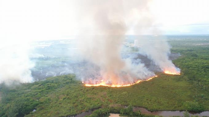 Estalla fuego en Loma Miranda, una de las principales reservas RD