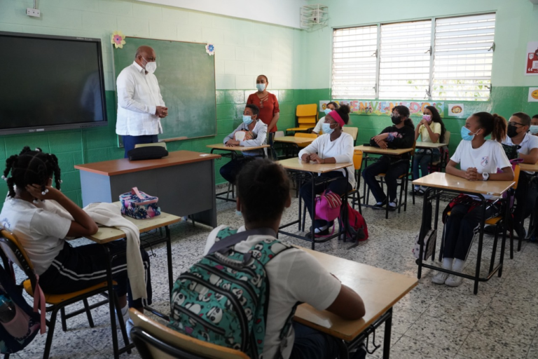 Ministro de Educación supervisa reanudación de clases presenciales y cumplimiento protocolo de bioseguridad