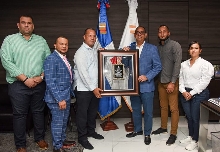 Regional Nordeste del CODIA reconoce a Deligne Ascención por su labor en MOPC