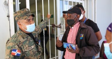 Teniente del Ejército impide la entrada de la prensa al Hospital Jaime Mota, de Barahona