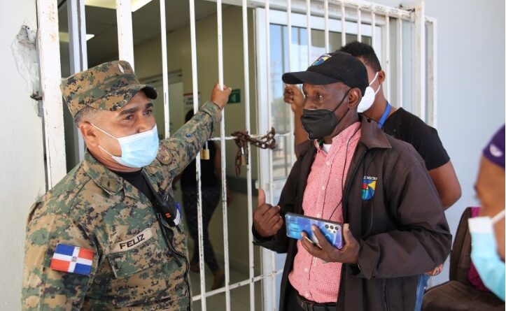 Teniente del Ejército impide la entrada de la prensa al Hospital Jaime Mota, de Barahona
