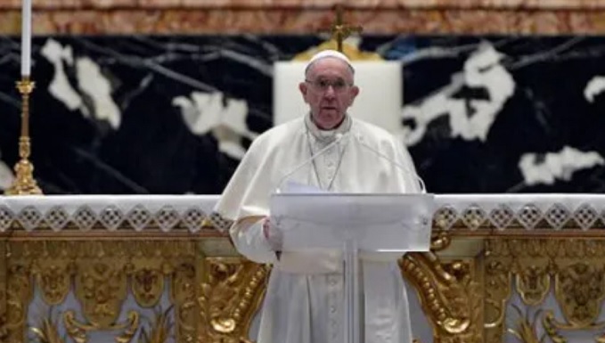 El papa pide a gobiernos firmeza en sus decisiones y claridad ante pandemia