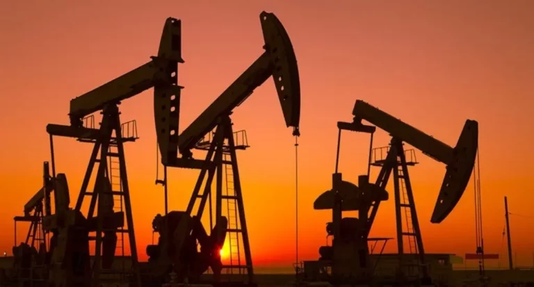 El petróleo de Texas abre con un descenso del 0,25 %, hasta los 82,43 dólares