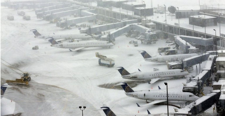 Cientos de vuelos cancelados por tormenta de nieve noreste EEUU