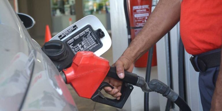 Alza del petróleo, devaluación e impuestos presionan precios de los combustibles