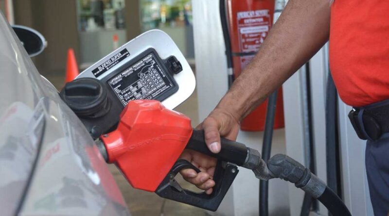 Alza del petróleo, devaluación e impuestos presionan precios de los combustibles